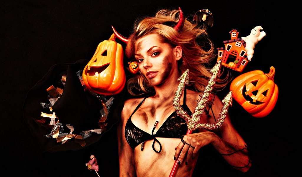 Девушка с украшениями на праздник Хэллоуин на черном фоне