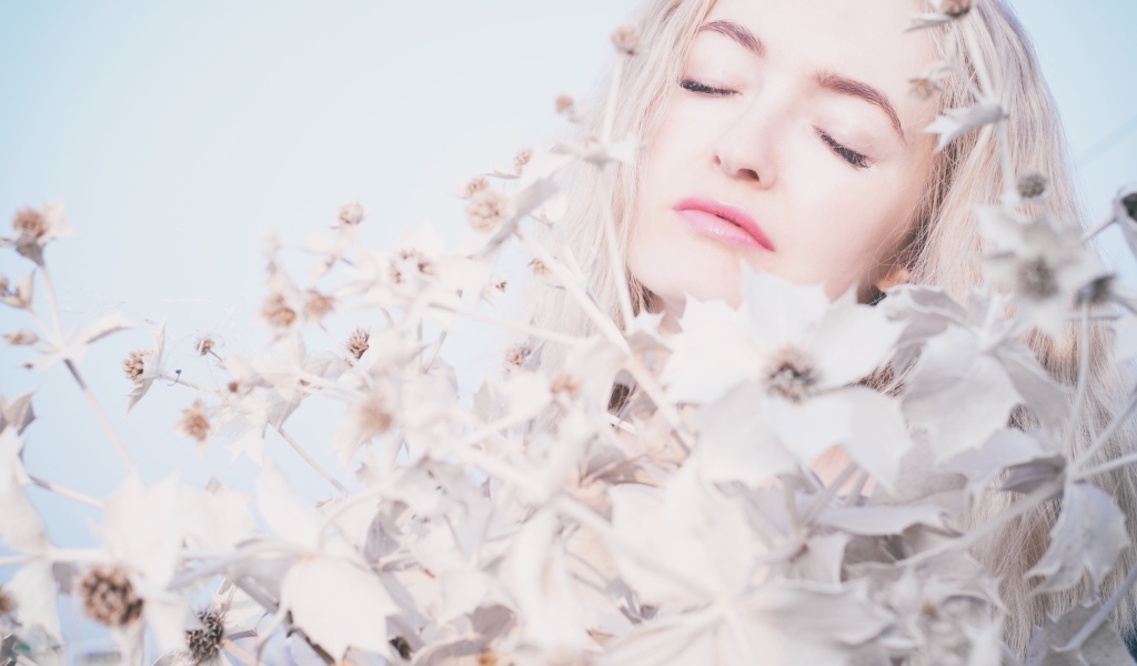 Девушка с закрытыми глазами в цветах 