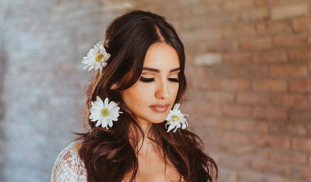 Девушка с закрытыми глазами с ромашками в волосах 
