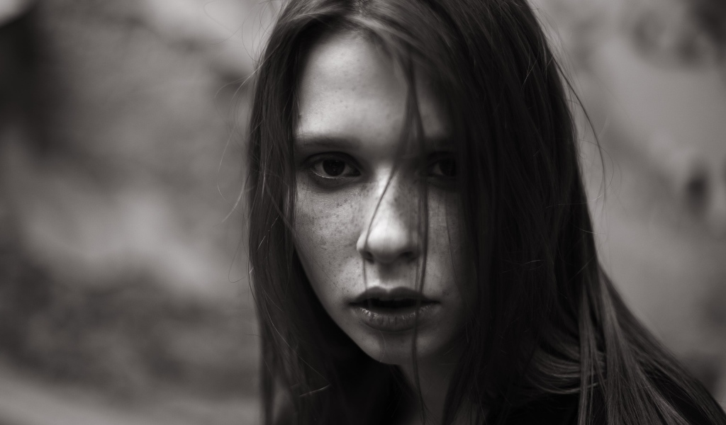 Девушка с веснушками на лице черно- белое фото 