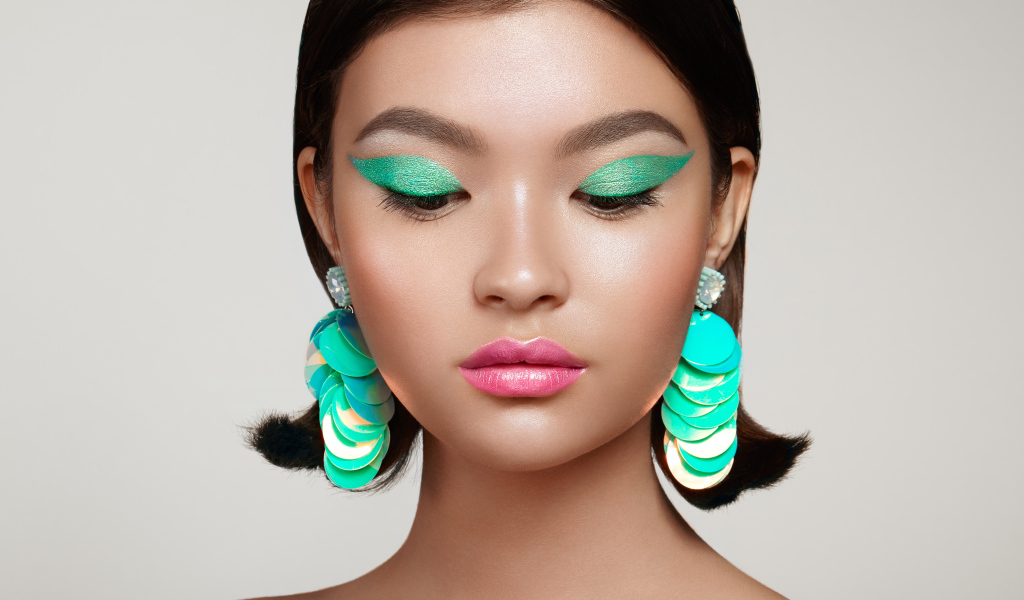 Девушка с зеленым макияжем и розовыми губами