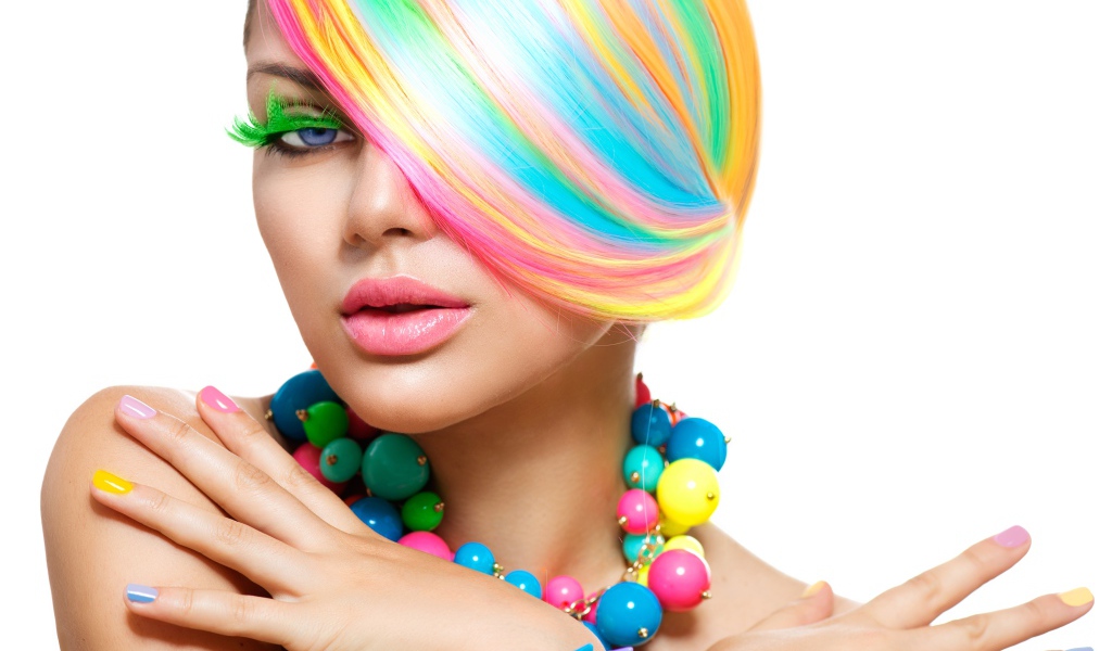 Девушка с разноцветными волосами и украшениями на шее и руках