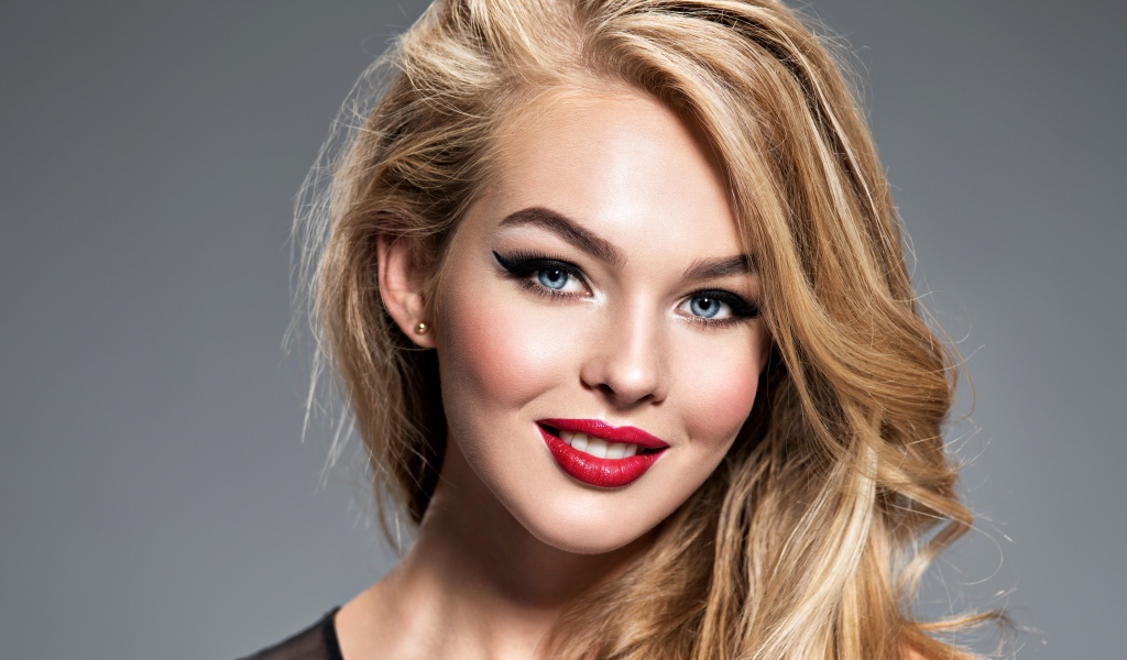 Длинноволосая голубоглазая девушка с красивым макияжем 