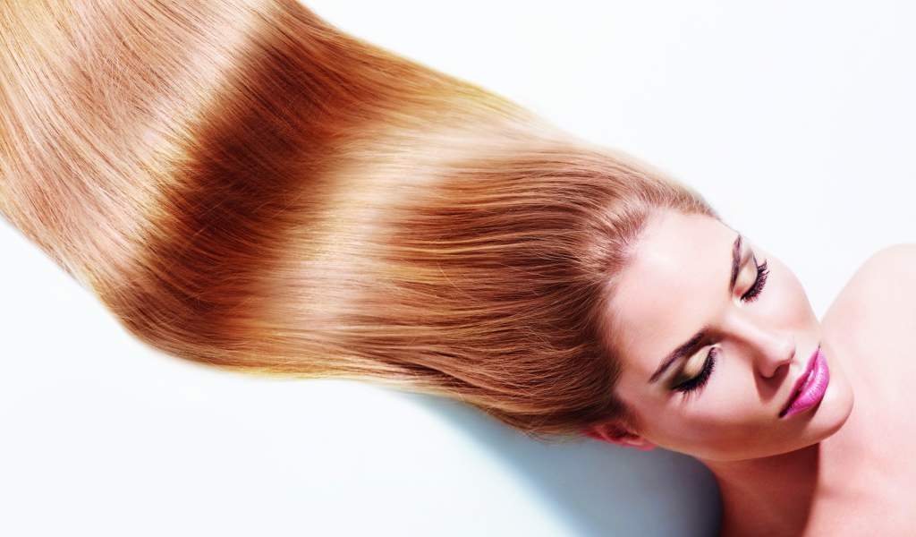 Длинноволосая шатенка с закрытыми глазами на белом фоне