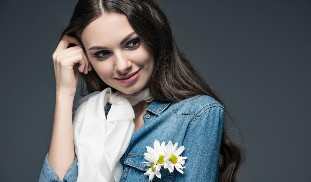 Длинноволосая девушка в джинсовом пиджаке с шарфом на шее