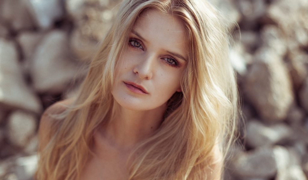 Длинноволосая блондинка крупным планом