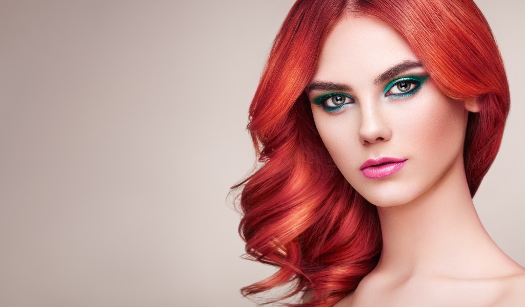 Рыжеволосая девушка с накрашенными глазами