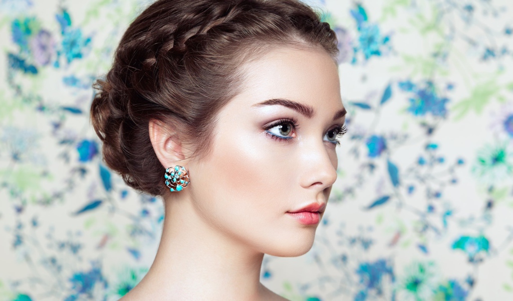 Красивая нежная девушка с прической вид сбоку