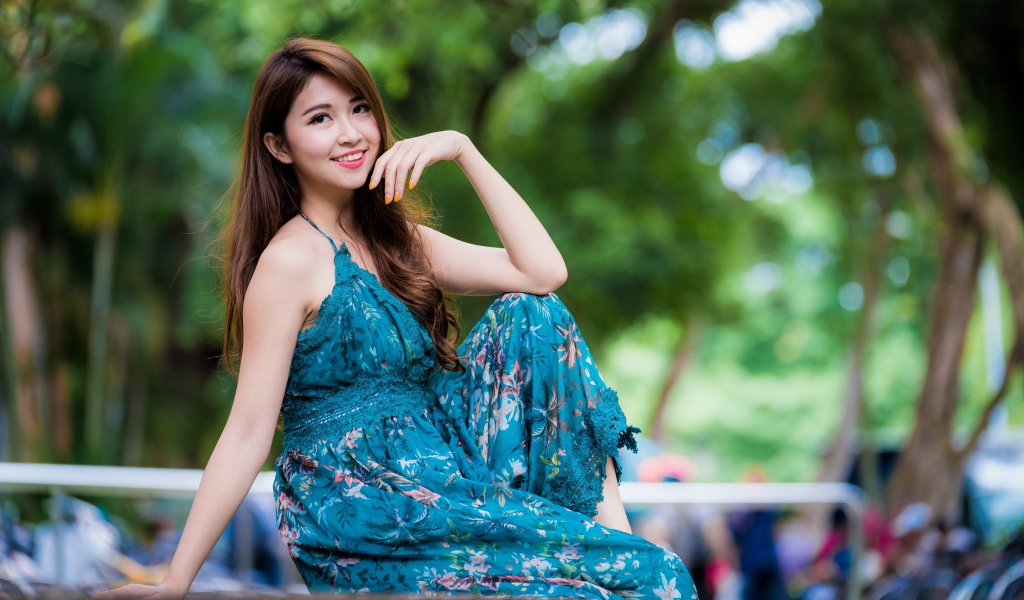 Улыбающаяся девушка азиатка в красивом платье