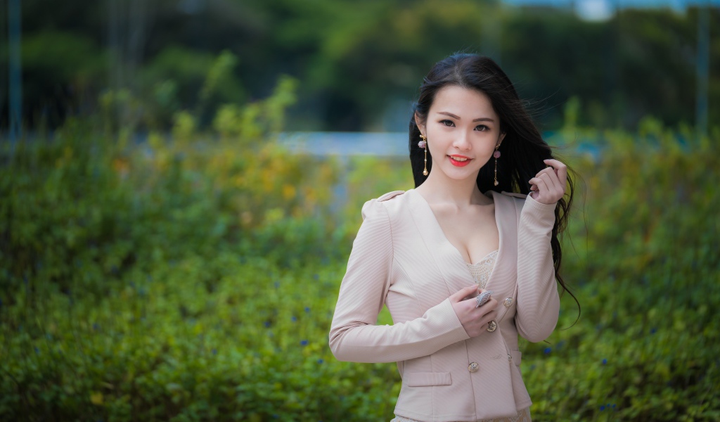 Улыбающаяся девушка азиатка в костюме