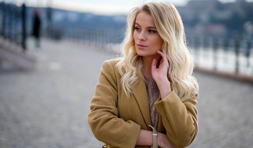 Стильная блондинка в пальто 