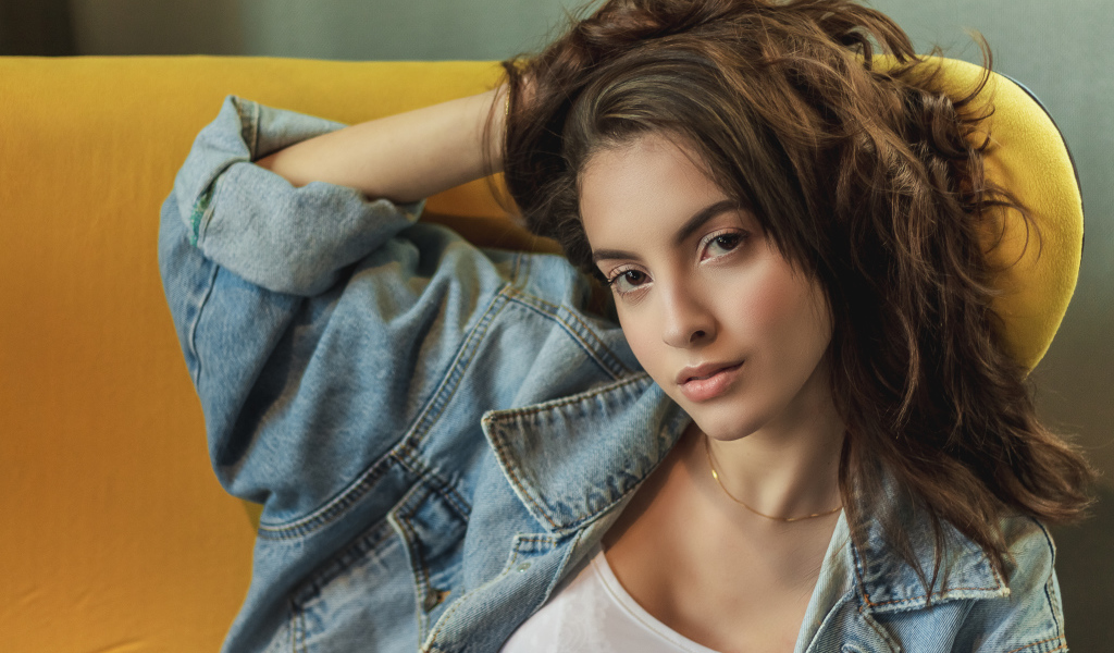 Стильная кареглазая девушка в джинсовой куртке