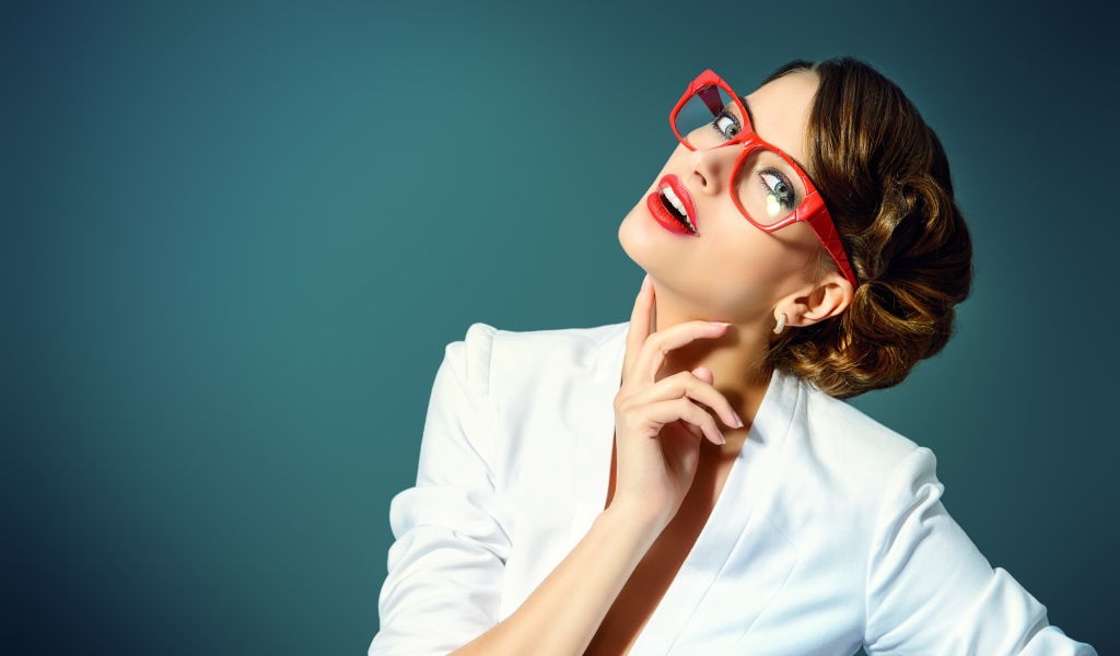 Стильная девушка в очках и белой рубашке