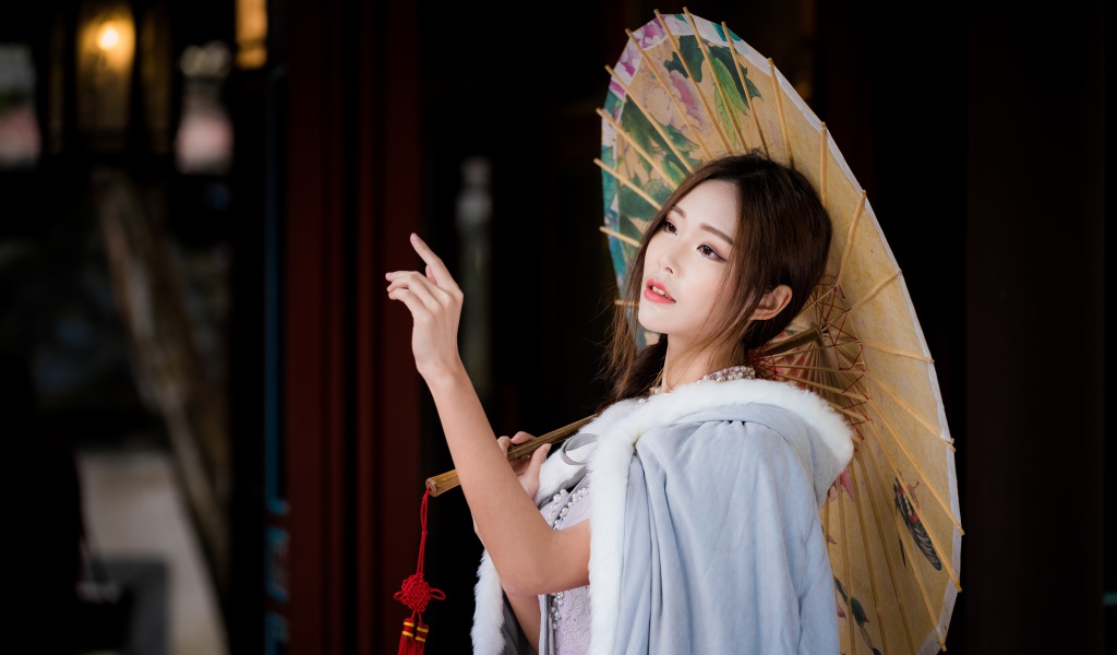 Нежная азиатка с зонтиком в руках