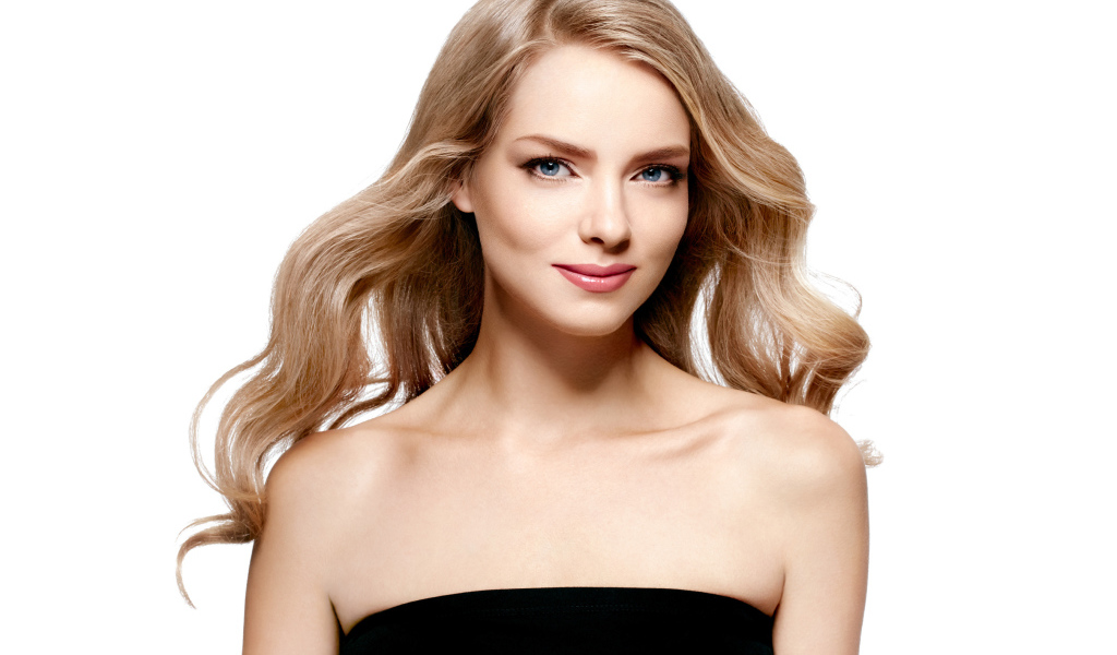 Нежная голубоглазая блондинка в черном платье на белом фоне