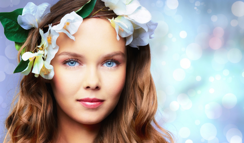 Нежная голубоглазая девушка с цветами в волосах 