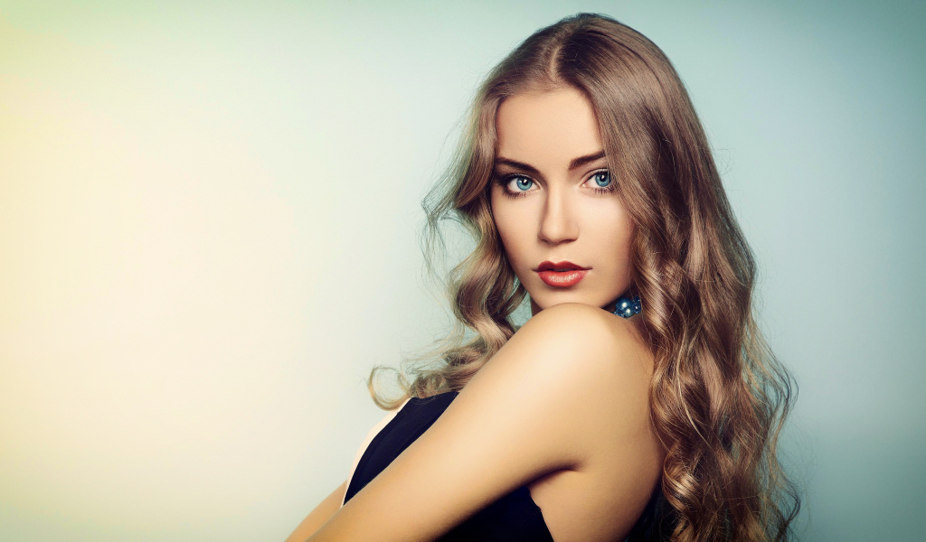 Нежная голубоглазая девушка с длинными волосами