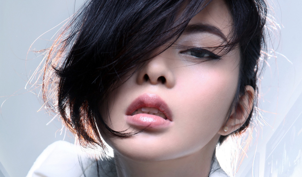 Нежная девушка шатенка лицо крупным планом