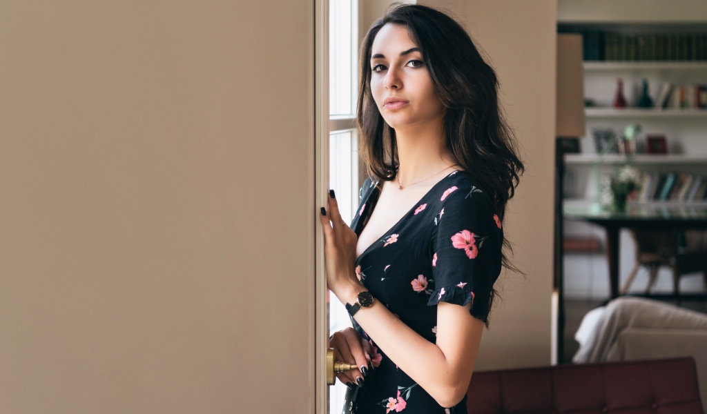 Нежная девушка в платье у окна 