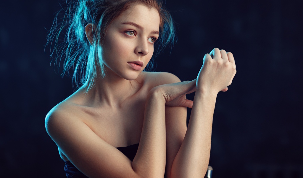 Нежная задумчивая грустная девушка 