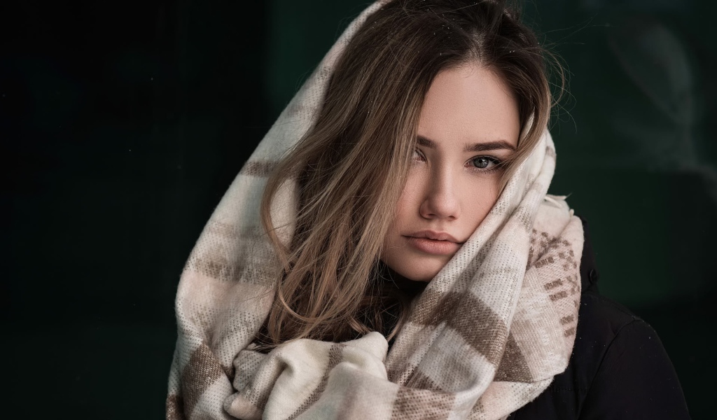 Девушка с волосами на лице в палантине