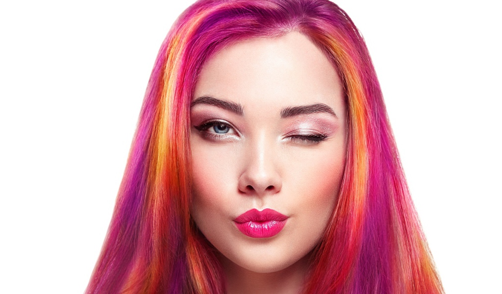 Девушка с розовыми волосами подмигивает глазом