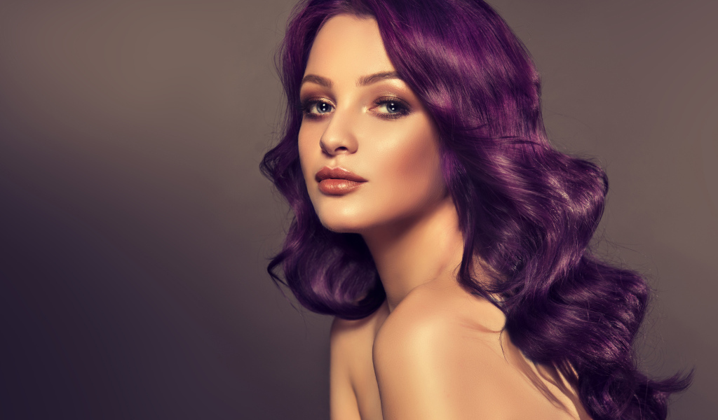 Девушка с фиолетовыми волосами на сером фоне