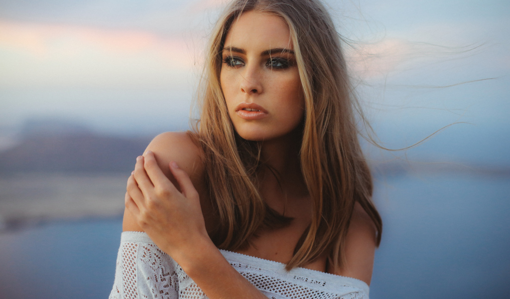 Ветер развивает волосы красивой блондинки