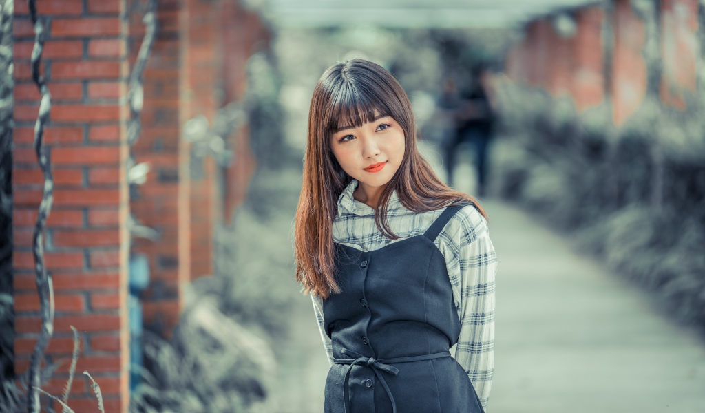 Молодая девушка азиатка в черном сарафане