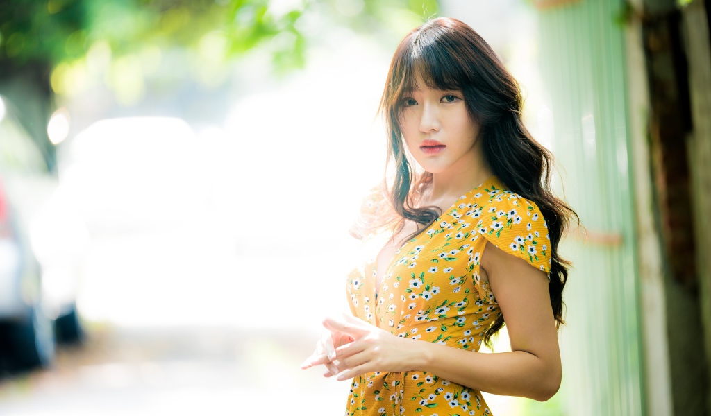 Молодая девушка азиатка в красивом платье 