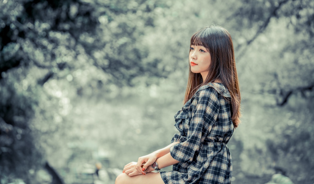 Молодая азиатка в платье в клетку