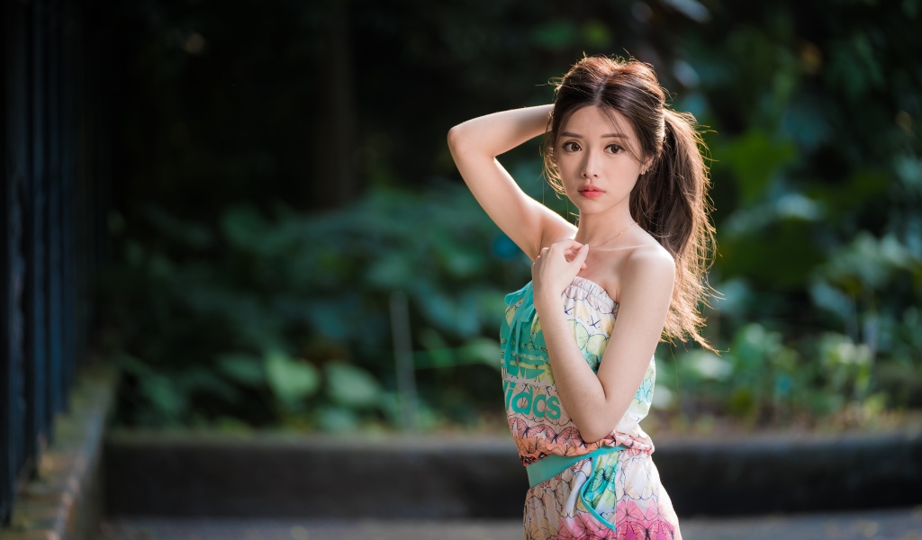 Молодая красивая девушка с рукой в волосах