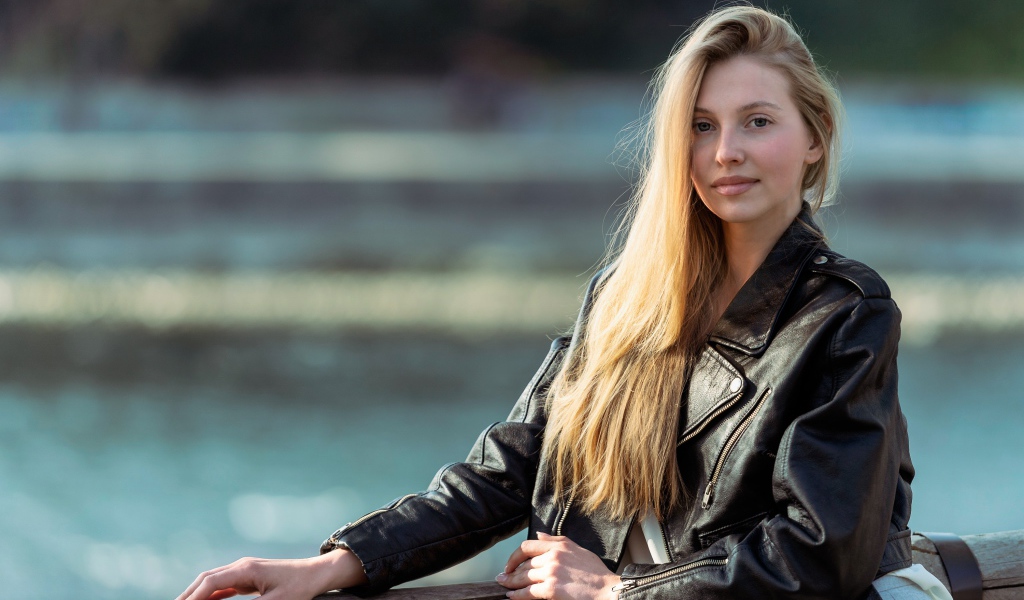 Молодая девушка в черной кожаной куртке 