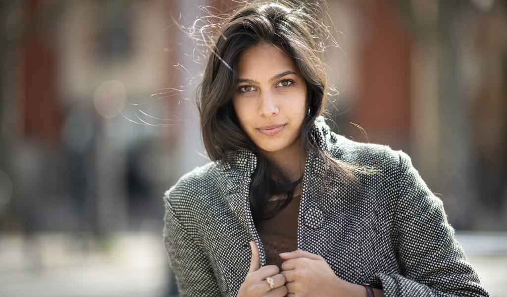 Молодая девушка в сером пальто 