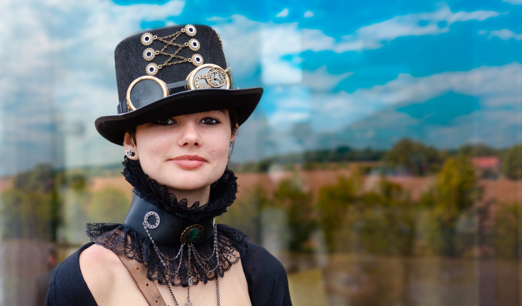 Молодая девушка в костюме на фоне неба