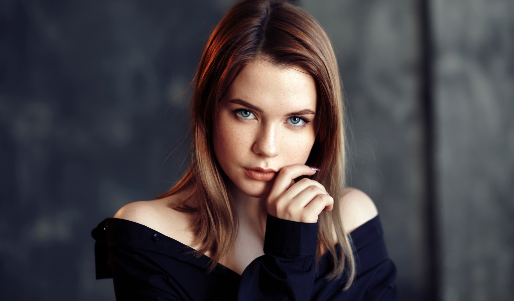 Молодая девушка с голубыми глазами в черной рубашке