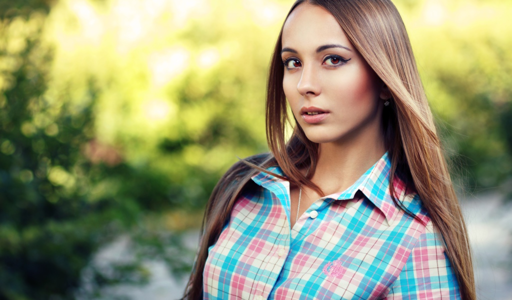 Молодая длинноволосая девушка в рубашке