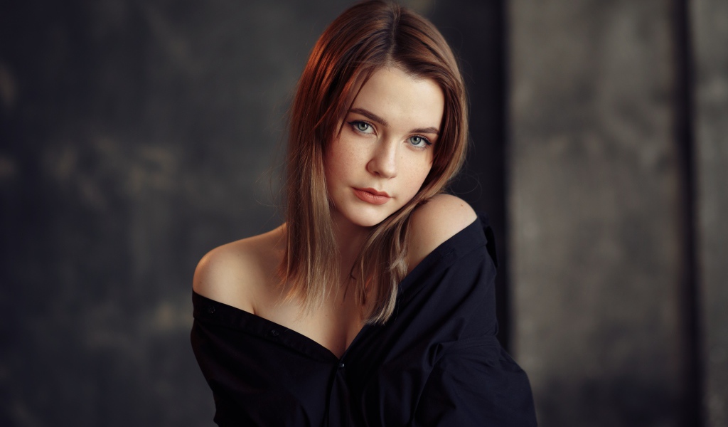 Молодая скромная девушка в черном наряде 