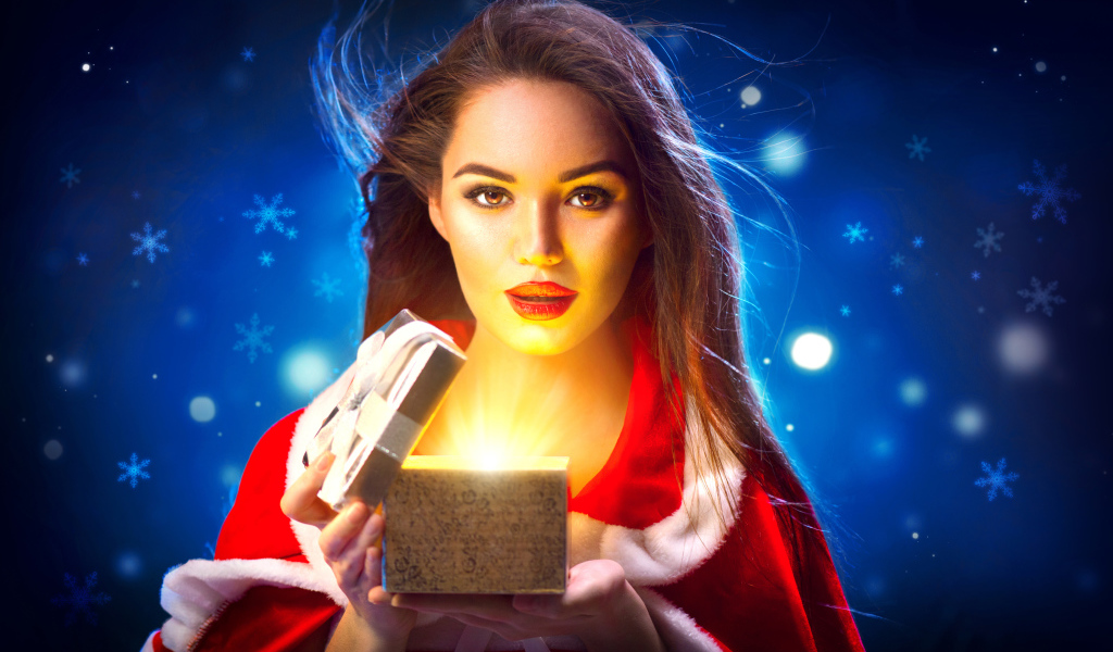 Красивая девушка открывает коробку с подарком на новый год 