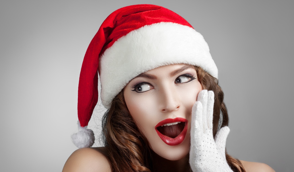 Удивленная снегурочка с рукой у лица