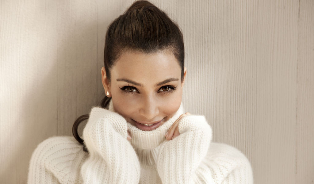 Актриса, фотомодель Ким Кардашьян в в белом свитере