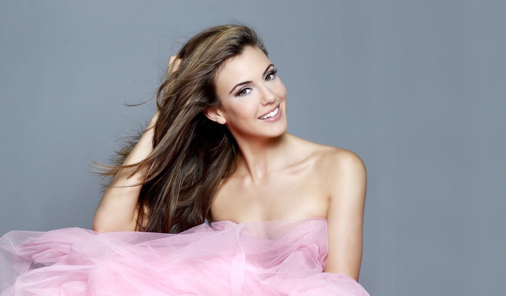 Американская модель Эрин Брэди в розом платье на сером фоне