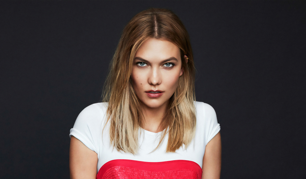 Красивая голубоглазая девушка модель Карли Клосс на сером фоне