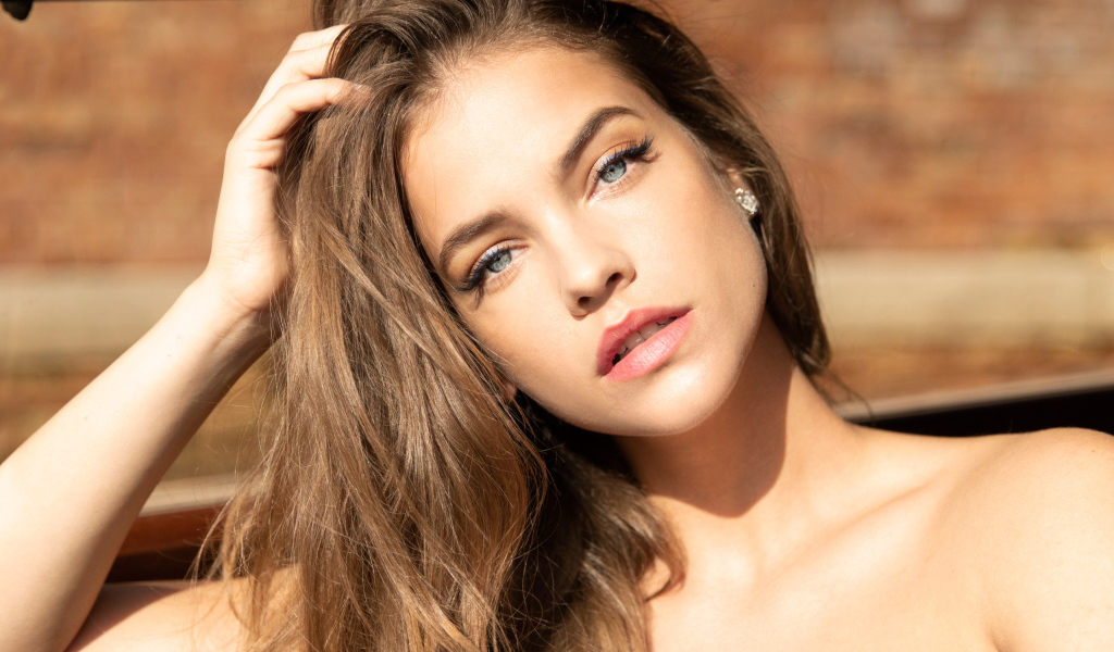 Красивая голубоглазая модель Барбара Палвин с рукой в волосах