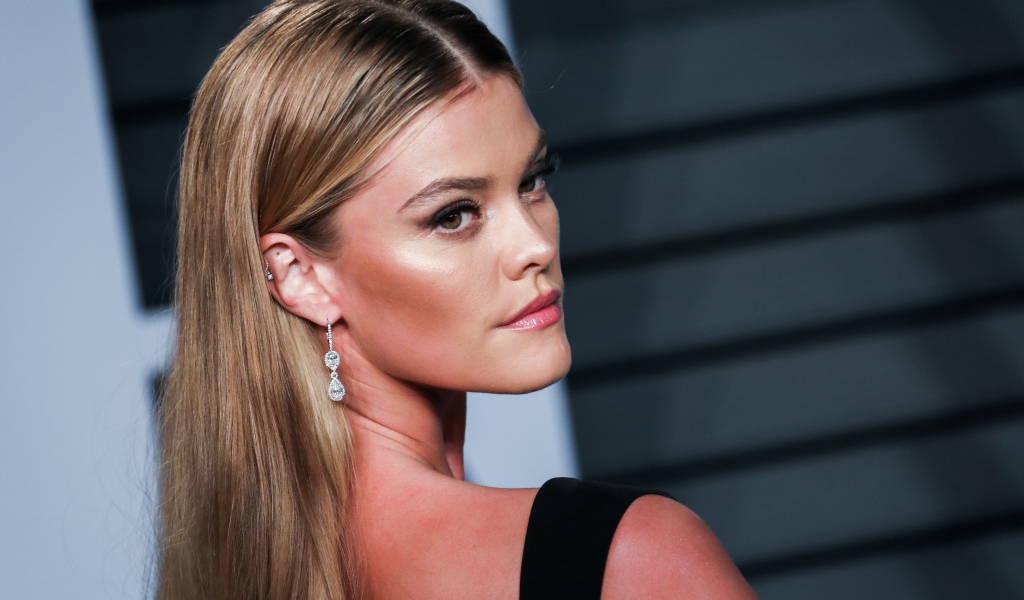 Красивая девушка модель Нина Агдал 