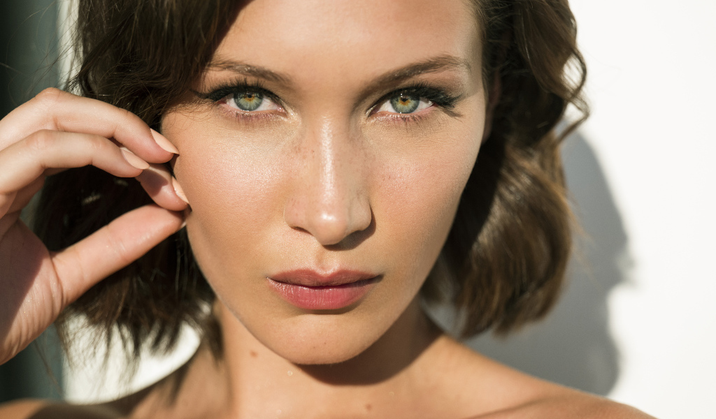 Красивая зеленоглазая девушка модель Белла Хадид