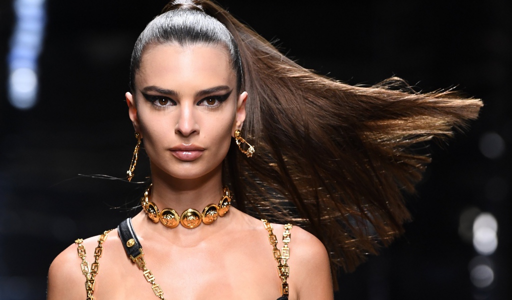 Красивая модель Эмили Ратаковски на показе мод