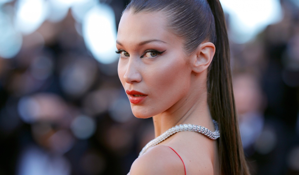 Красивые накрашенные глаза у модели Белла Хадид