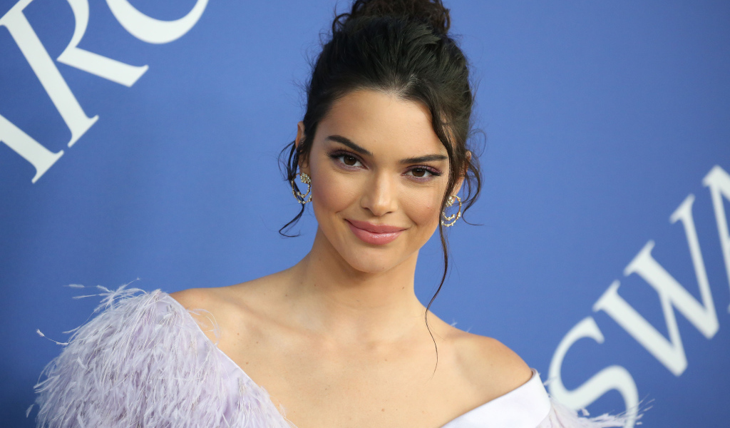 Красивая улыбающаяся модель Кендалл Дженнер 