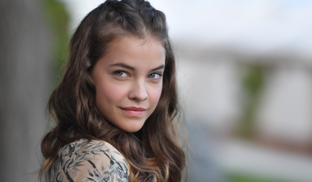 Красивая нежная молодая девушка Барбара Палвин